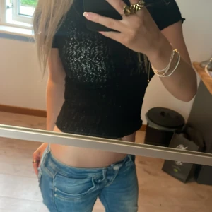 Spets topp  - Skit snygg svart topp från gina