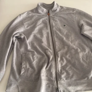 Snygg Morris zip - M i storlek grå zip skön i storleken fungerar också för L
