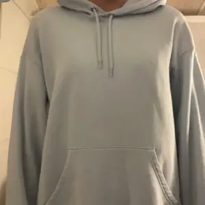 Vanlig blå hoodie som är Oversized i modellen 