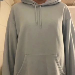 Blå hoodie - Vanlig blå hoodie som är Oversized i modellen 