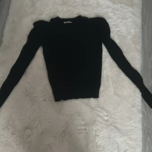Tröja  - Svart tröja med en snygg design på ärmarna har alldrig används ❤️