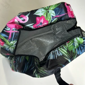 Kylväska mindre - Isolerad lunchväska med flamingo motiv. Jättefin o somrig. Får plats c 8-10 burk läsk eller 2-3 matlådor. Perfekt till beachen eller till jobbet !