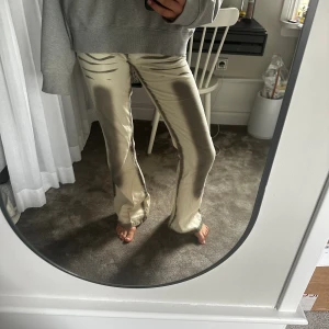 Coolaste jeansen - Säljer nu mina coolaste jeans!! Så coola och verkligen jättesköna. Köpta secondhand i Paris så vet dessvärre inte märket eller någon exakt storlek, men uppskattas till en 36a