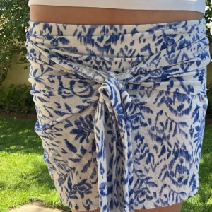 Blå vit kjol från Gina Tricot  - En jätte fin och söt kjol från Gina Tricot som bara  har använts en gång innan och tyvärr inte kommer till användning. 🥲💕 