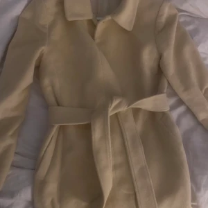 Beige kappa - Fin beige kappa i bra kvalite, köpt på sellpy men säljs då den var för liten. Kappan är i storlek Medium 