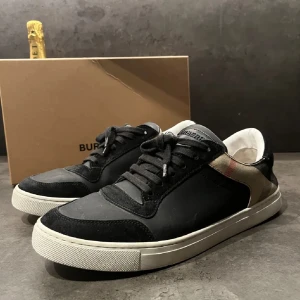 Burberry skor  - Burberry skor, Storlek: 46| Modell: Burberry reeth checked leather sneakers| Skick 8/10|  Burberrys hemsido pris: 6800  - mitt pris: 2400.  Hör av er vid frågor eller funderingar☺️ 