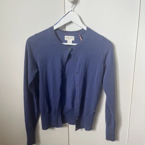 Kofta Lindex  - Jag säljer den här jättefina blåa koftan från Lindex märke HOLLY&WHYTE. Säljer då den inte kommer till användning. Knappt använd och nypris 349 kr. PRIS KAN DISKUTERAS🩷
