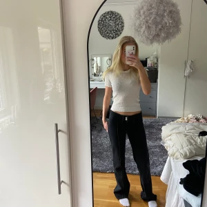 T-shirt - Fin t-shirt från zara  Gulliga texturer i tyget (se bild 2)  Jättefin passform och skick 