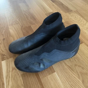 Fotbollsskor  - Snygga fotbollsskor från adidas herr i storlek 44 och 2/3!🤍 