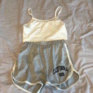 Ett sett för barn  - Ett linne med shorts 