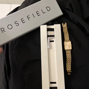 Rosefield OCTAGON guld  - Ny, orginalpris 1400  Säljer för 900. Färg guld. Det är ej den som heter xs 