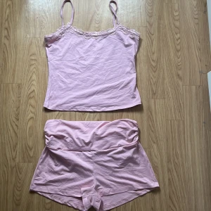 Rosa set - Gulligt ljusrosa set, vet inte vart det är ifrån då lappen är bortklippt. Pris kan diskuteras 💕