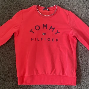 Tommy Hilfiger tröja - Storlek small. Väldigt fint skick, knapp använd. Mjukt och tjockt material. Köpt i Usa 