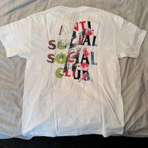 Anti social social club t-shirt (limited edition) oanvända, köpte fel storlek. Finns en i Large och en i Extra Large  Mitt pris 250kr/st