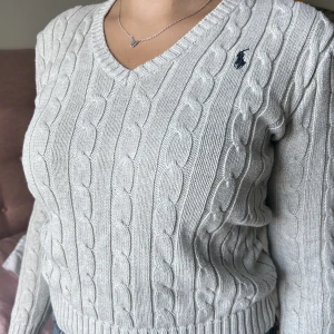 Ljusgrå kabelstickad tröja - Ljusgrå kabelstickad tröja från Ralph lauren
