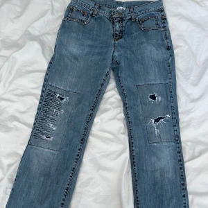 Lågmidjade jeanse  - Lågmidjade jeanse från Dolce & Gabbana. Coola detaljer, utsvängda. Köparen står för frakt.
