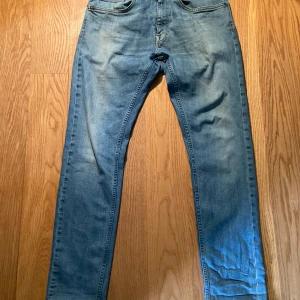 Tiger of Sweden  - Tja! Säljer dessa fina jeans från tiger of Sweden i fint skick köpte dem här på Plick och dem var lite för stora. W30 och längden är 32 Hör av dig vid minsta fundering!