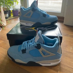 Jordan 4 university blue - Hej! Säljer sonens Jordan 4 university blue, dom är använda Max 3 gånger och är i mycket bra skick, det följer med en annan Jordan 4 box till skorna då sonen tappat bort vanliga kartongen (kartongen som följer med finns på bild 3) skriv för frågor! 😇