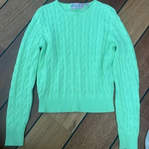 En fin färgglad och lite tunn långarmad tröja perfekt till sommaren när de blir lite svallare på kvällen. - Size M men passar S och XS den är stretchig vilket gör de lättare att använda sina armar, är i bra skick!