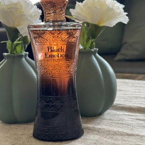 Black emotion parfym - Black emotion Eau de parfum.  Nästan full, se bild för referens. Är bara använd några gånger. 