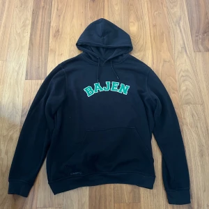 Hammarby hoodie  - Hammarby hoodie i fint skick med Bajen box logo. Tveka inte på att höra av dig vid funderingar!