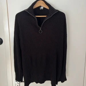 Svart halfzip, Storlek L - Köpt på HM-avdelning DIVIDED