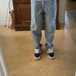 Ljusblå Baggy Jeans - Ljusblå Baggy jeans. Köpta på second hand. Har aldrig använt utomhus.
