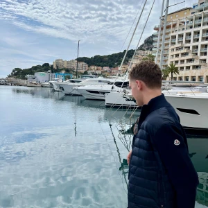 Moncler Cardigan - Moncler Cardigan Mörklblå Storlek M Använd men väldigt bra skick 9/10 OG pris 10899kr