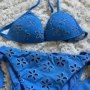 Jättegullig bikini ifrån Calzedonia💙 Köptes förra sommaren, dock inga defekter💙 Vid intresse tveka inte att fråga över funderingar, använd gärna ”köp nu” funktionen💙 Toppen= 75B Trosan= S