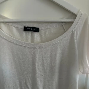 Vit T-shirt  - Skit snygg lite annorlunda T-shirt! Inga defekter! 