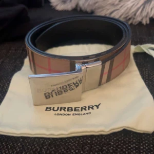 Butberry bälte  - Burberry bälte inköpt för ca 3månander sedan på nk Göteborg nypris 5500kr