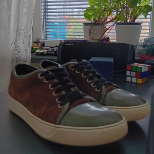 Lanvin  - Ett riktigt par sköna lanvins I den unika färgen brun och grön. Den är i bra skick och dustbag inkluderas! Var inte rädd att höra av er vid minsta intresse!