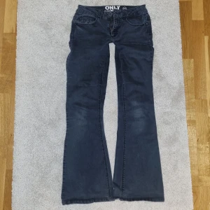 Lågmidjade jeans - Fina lågmidjade only jeans som är nedsydda, ganska använda men inga slitningar eller något alls💓midja: 35cm tvärsöver och innerbenslängd är ca 76, lite långa på mig som är 158💘💘