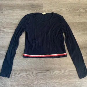 Tröja  - Croppad tröja i barnstorlek 170 som aldrig använts. Skulle säga att den passar XS och S