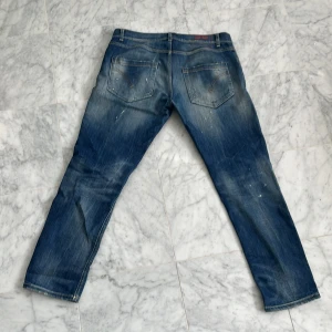 Dondup slitna jeans - Säljer nu dessa skitsnygga dondup jeans med slitningar. Modellen på byxorna är Mius slim fit och storleken är 35. Tveka inte att fråga om du undrar något🔥🔥