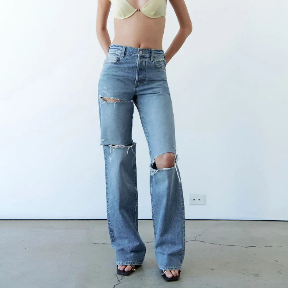 Säljer dessa jeans från zara låg midja. Aldrig användsa lappar kvar🧚🏼‍♀️. Jeans & Byxor.