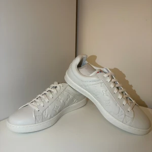 Lv sneakers St:42 - Säljer nu mina  Louis Vuitton sneakers. Aldrig använda därav i helt nytt skick. Nypris ca 9000kr, mitt pris 4999kr