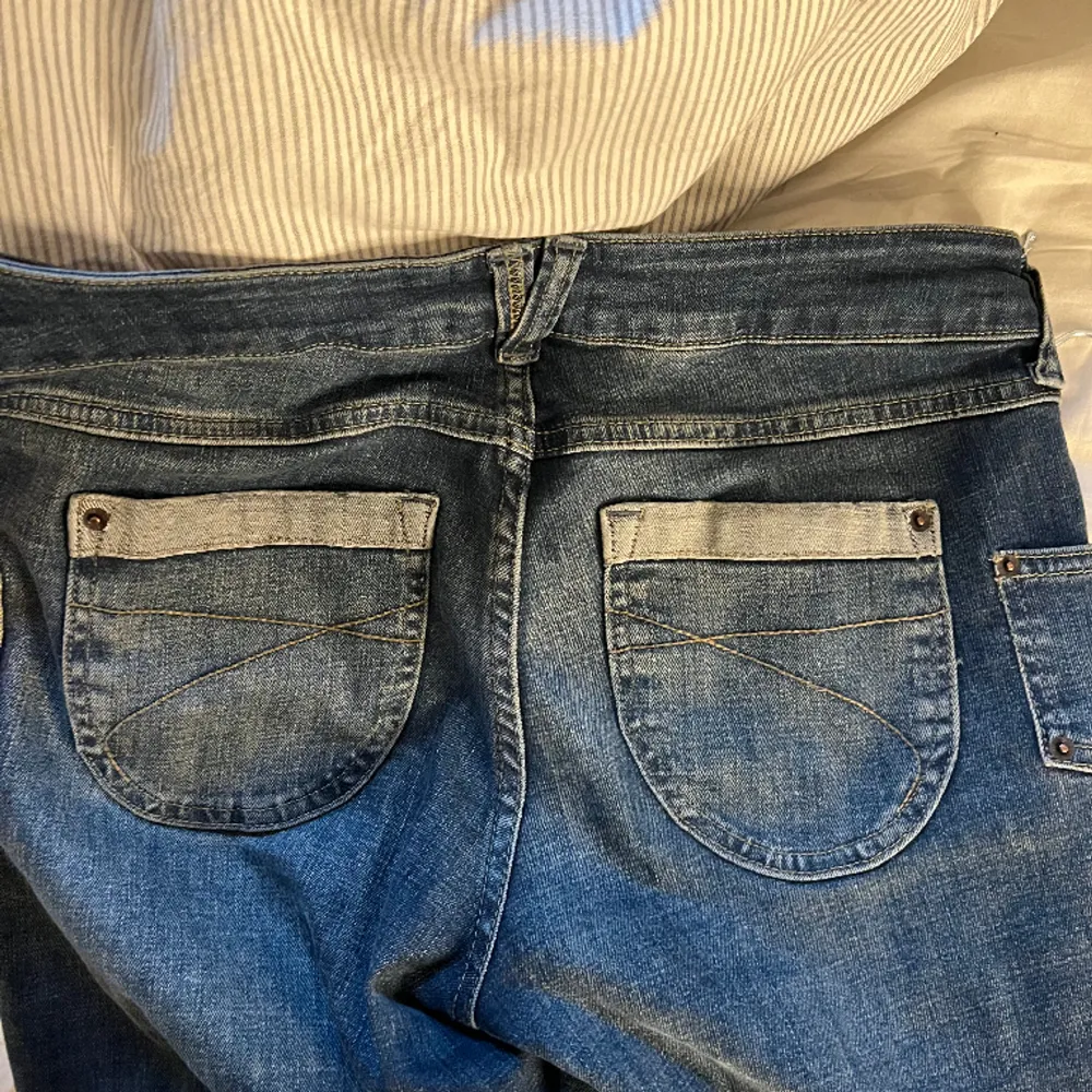 Sjukt snygga jeans från BDG Urban outfitters storlek w28 L32 nypris cirka 900. Sjukt snygga fickor fram och detaljer på fickorna!❤️. Jeans & Byxor.