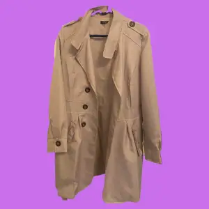 Beige trench coat. Tunn. Fint skick. Vårjacka. 