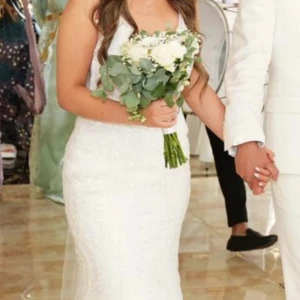 Bröllopsklänning  - Helt otrolig bröllopsklänning, använd endast 1 gång är i toppen nyskick! Ingen slitage eller tecken på använd. Den är dessutom kemtvättad   Kvitto finns, samt underkjol till.  Ni är varmt välkomna att testa den!