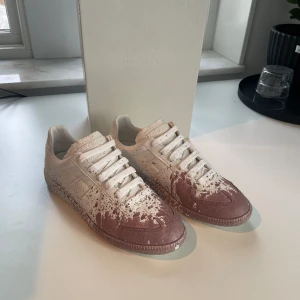 Maison Margiela skor - Maison Margiela skor i nyskick, fick dem i julklapp men blev tyvärr inte använda. De är igentligen storlek 39 men de passar 40. Pris kan diskuteras vid snabb affär. Nypris ca 5 600