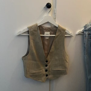 Väst - Beige croppad väst 