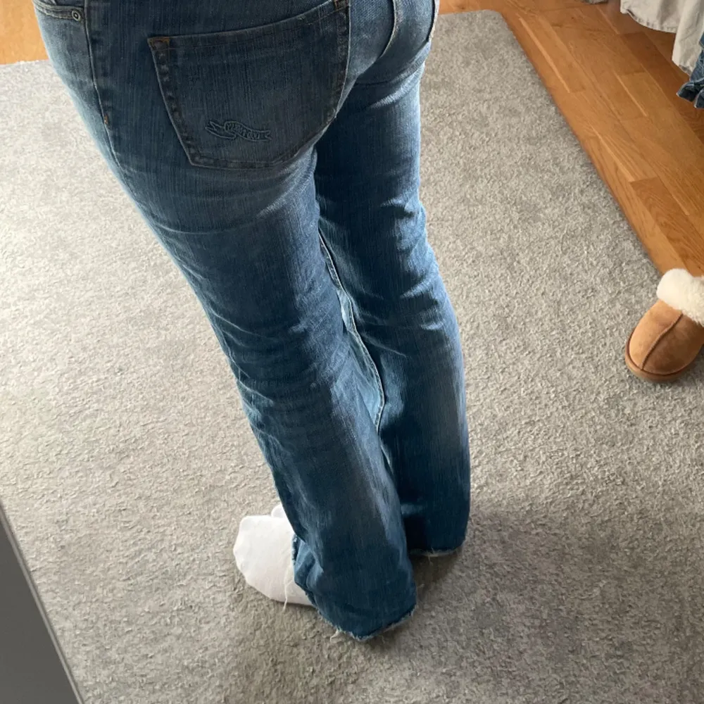 Säljer dessa fina odd molly jeans som är lågmidjade och bootcut💗 De står ingen storlek men dom känns som one size, tror att dom skulle passa dom flesta. Jag är 170 cm och brukar ha stl S/M. Jeans & Byxor.