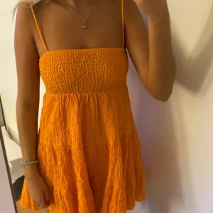 zara klänning - Slutsåld sommar klänning från zara i orange💞storleken är S och nypris är 399🥰 Den är bara använd en gång och är i nyskick