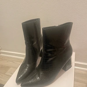 Boots med klack - Bra skick, lite tecken på användning men inget jättetydligt