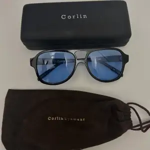 Säljer dessa as coola solglasögon från Corlin eyewear😍Använt fåtal gånger, påse och fodral finns. Nypris 1299kr💕