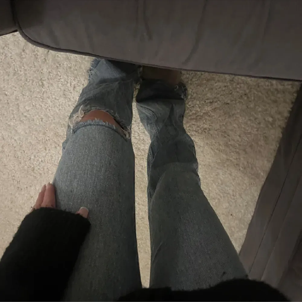 Säljer dessa jeans för 350, köptes för 550💙 Som nya förutom att trådarna på slitningen på knät har gått av men dom är fortfarande fina!. Jeans & Byxor.