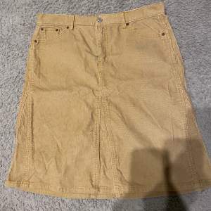 beige medellång kjol! märket är gapjeans och storleken är 12 (motsvarar 40)