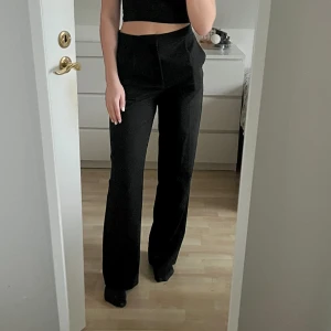 Kostymbyxor  - Klassiska, högmidjade kostymbyxor från Pull & Bear. Använda ca 10 gånger men är som nya. Säljer då jag inte använder dem längre. Nypris var 359kr. Kom gärna med förslag på pris och ställ frågor om det behövs💗😊💐