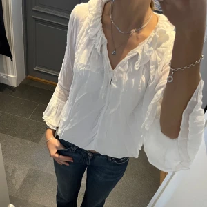 Vit blus från Zara - Vit blus med volanger från Zara i storlek S. Fint skick. Använd gärna köp nu!